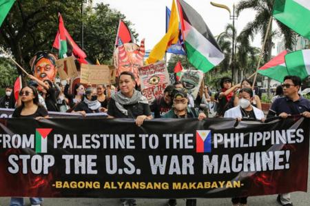 هجوم معترضان فیلیپینی حامی فلسطین به سفارت آمریکا + ویدئو