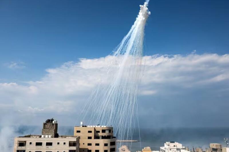 اشغالگران بمب‌های فسفری بر سر آوارگان فلسطینی می‌ریزند