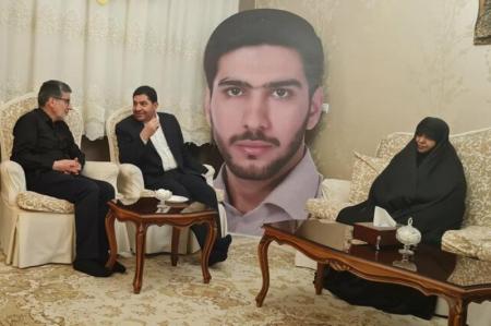 مخبر با خانواده شهید تازه تفحص شده مدافع حرم دیدار کرد