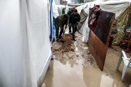 فاجعه بمب و طوفان سرما بر سر 1/8 میلیون آواره در غزه 
