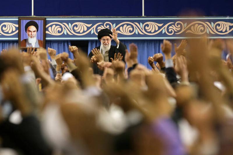 ۲ هزار نفر از مردم قم برای دیدار با رهبر معظم انقلاب راهی حسینیه امام خمینی شدند