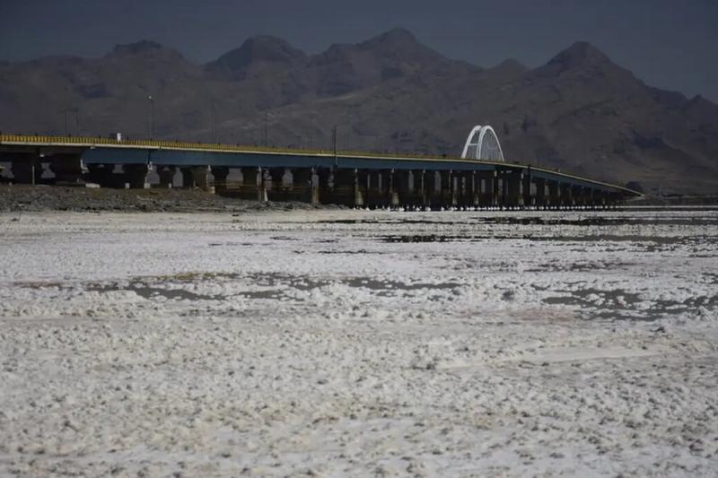 "مالچ‌پاشی" به معنای مرگ دریاچه ارومیه نیست 