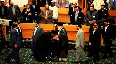  ماجرای بوسه نصرالله بر دست رهبرانقلاب + عکس