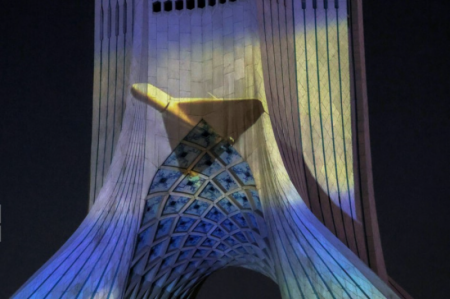 نورپردازی برج آزادی در حمایت از وعده صادق + تصاویر