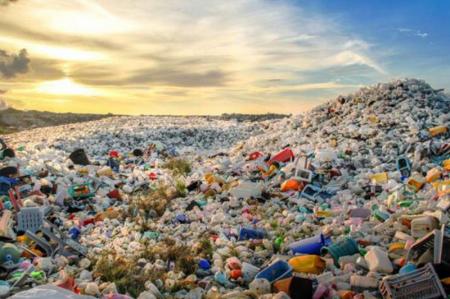 زمین در حصار زباله های پلاستیکی است