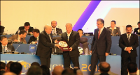 تندیس AFC در دستان علی پروین+ عکس