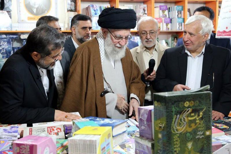 بازدید امام خامنه ای از نمایشگاه کتاب