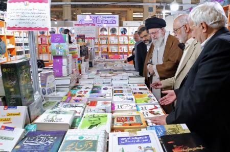 گزارش تصویری / بازدید رهبر انقلاب از نمایشگاه کتاب تهران