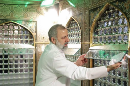 مدال خادمی بر هیبت ملکوتی خادم الرضا + فیلم 