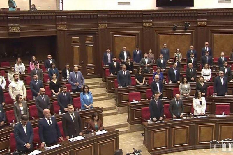 ویدئو / یک دقیقه سکوت به یاد شهدای خدمت در مجلس ارمنستان
