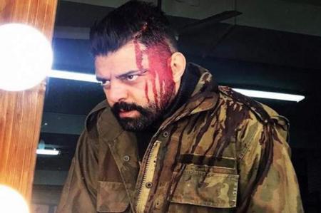 راننده شخصی جلوی دوربین می‌رود