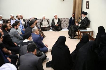امام خامنه ای: کسانی که دور اول رأی ندادند مخالف نظام نیستند