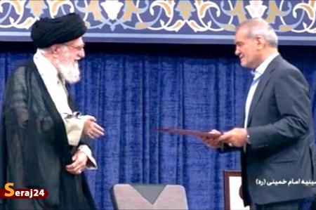 لحظه اهدای حکم تنفیذ پزشکیان توسط امام خامنه ای + فیلم 