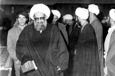 آیت الله ملکوتی در پیاده روی به کربلا، با شاگردانش مشرف می شد