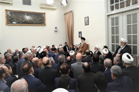امام خامنه ای: مسائل کشور را به گفت‌وگوها گره نزنیم/خطوط قرمز برای ما و طرف مقابل کاملاً روشن است