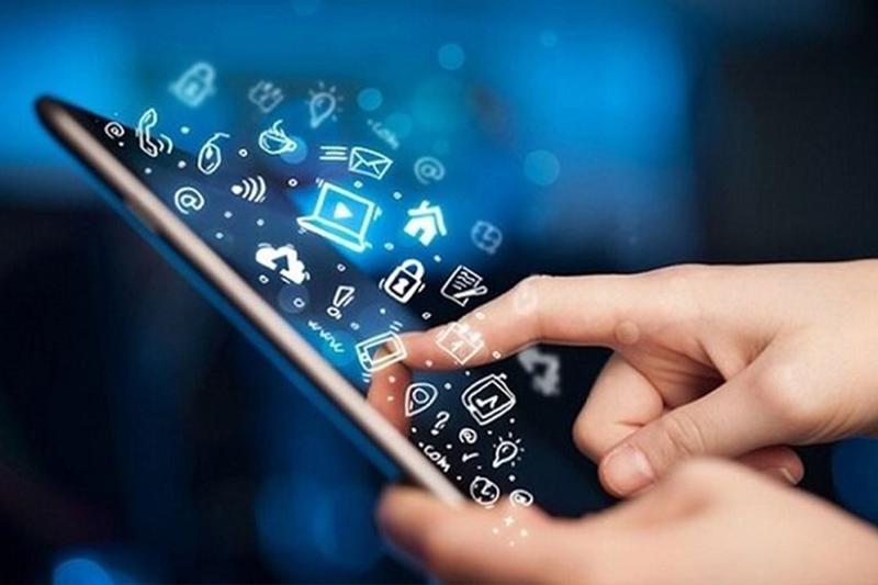 تاثیر فضای مجازی بر لذت زندگی دهه هشتادی‌ها