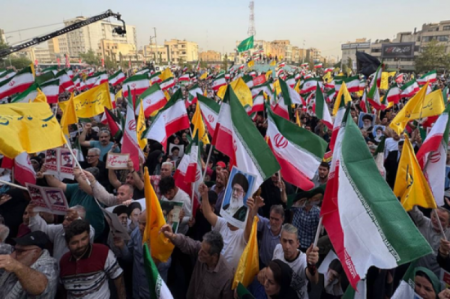 تجمع مردم و دانشگاهیان در حمایت از نیروهای مسلح