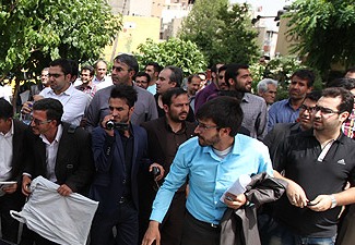 ایجاد درگیری هواداران خبرنگارنمای مشایی در ستاد انتخابات کشور