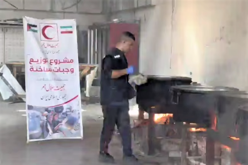 پخت و توزیع غذا توسط هلال احمر ایران میان مردم غره