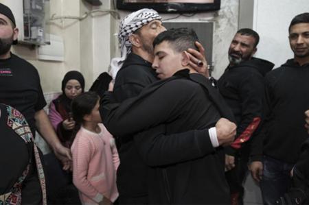 خانواده‌های اسرای فلسطینی در انتظار آزادی فرزندان قهرمان خود + فیلم