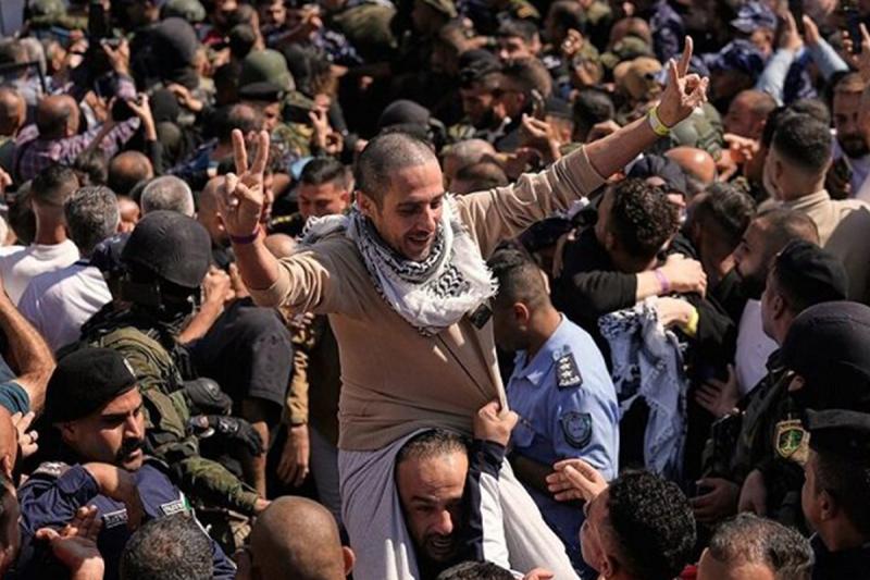استقبال از اسرای آزاد شده فلسطینی از دریچه دوربینها + تصاویر