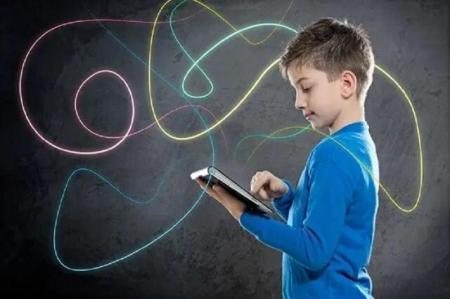 نشانه‌ها و پیامدهای اعتیاد کودکان به فضای مجازی