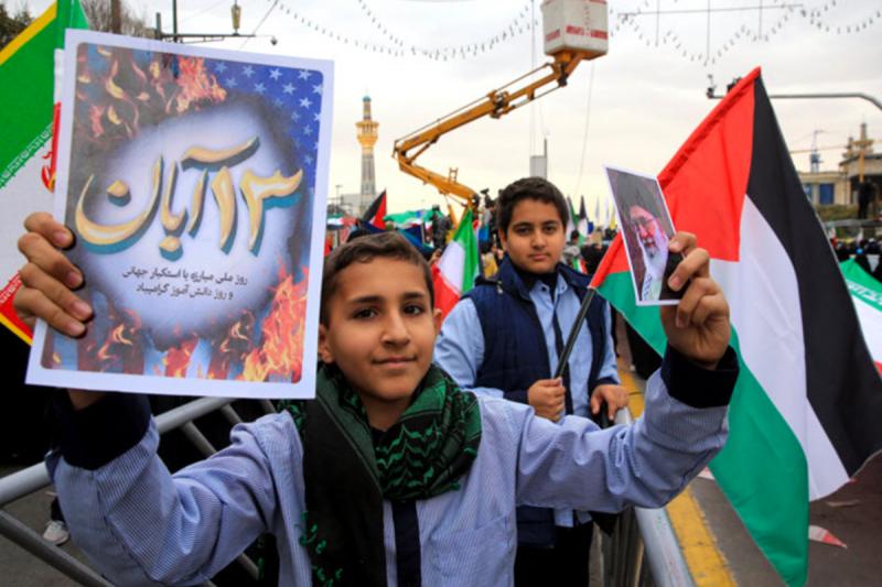 ۱۳ آبان؛ روزی که سه نسل فریاد زدند