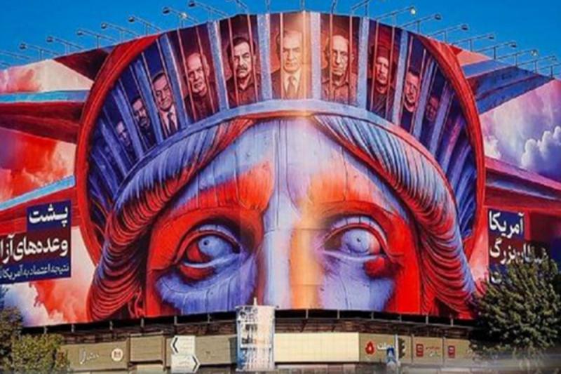 روایت کاربران خارجی از دیوارنگاره میدان انقلاب 