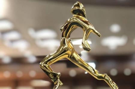 اهدای تندیس «قهرمانان گمنام» به خانواده شهید حاجی‌زاده