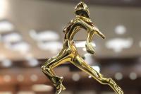 اهدای تندیس «قهرمانان گمنام» به خانواده شهید حاجی‌زاده