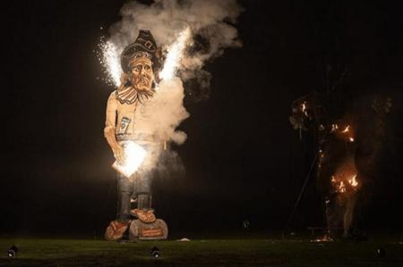 عروسک غول‌پیکر نخست‌وزیر انگلیس به آتش کشیده شد