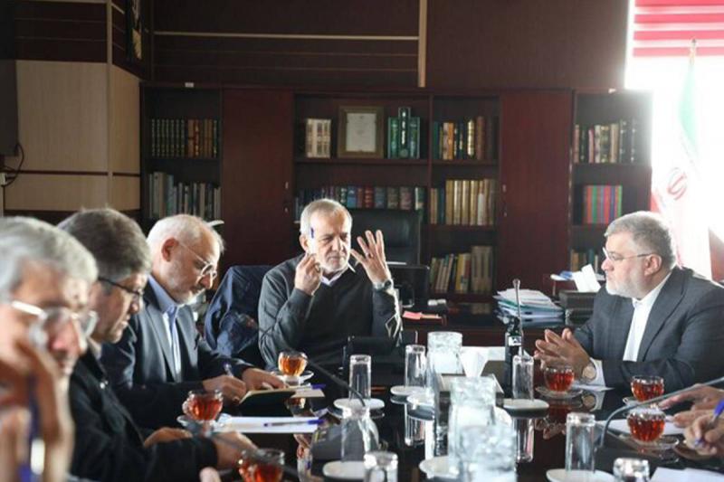 رئیس جمهور در استانداری تهران حضور یافت/ بررسی توسعه شبکه ریلی استان با حضور پزشکیان