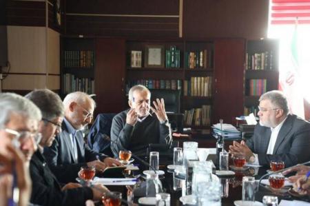 رئیس جمهور در استانداری تهران حضور یافت/ بررسی توسعه شبکه ریلی استان با حضور پزشکیان