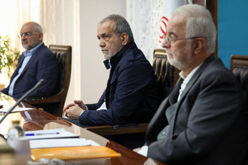 تاکید رئیس جمهور بر تلاش برای تغییر جدی سوخت خودروهای عمومی و خصوصی