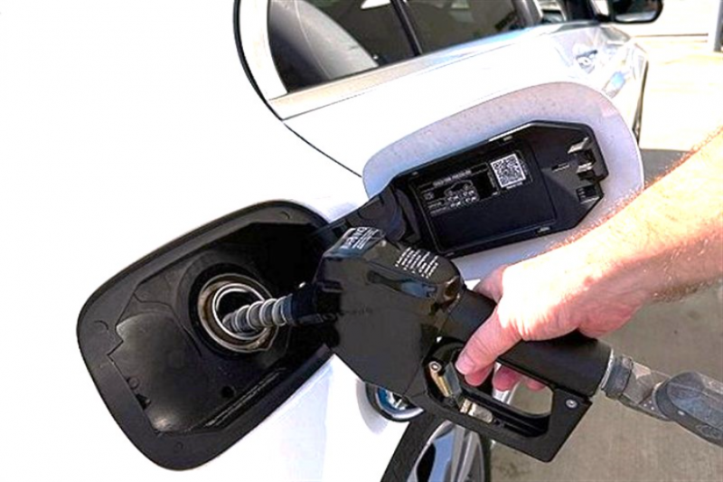 قیمت سوم بنزین؛ خوب یا بد؟!/ سهمیه نوشماره‌ها را اصلاح کنید