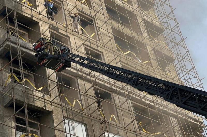 آتش‌سوزی برج نیمه‌کاره در تهران + فیلم