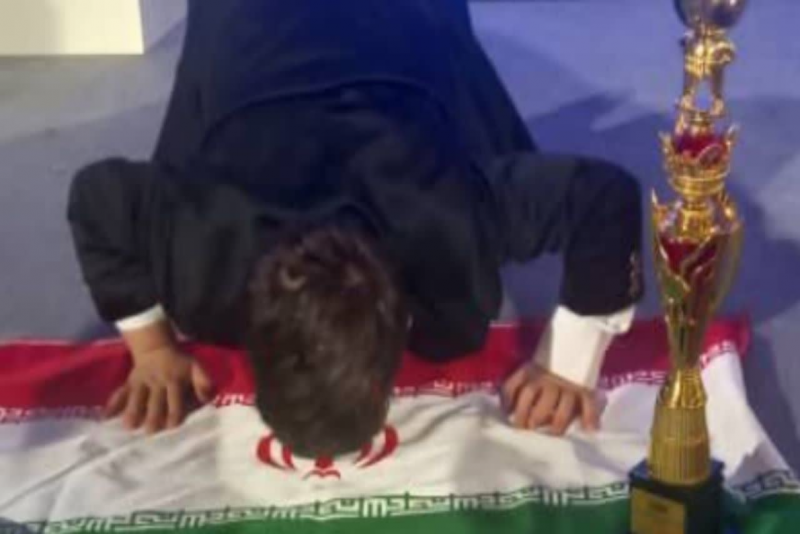 دانش‌آموز ارومیه‌ای در قلب اروپا بر پرچم ایران بوسه زد