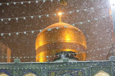  بارش برف در حرم امام رضا(ع) + تصاویر
