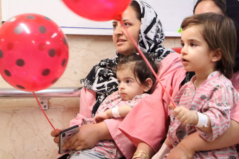 یلدا در راهروی انتظار بیمارستان