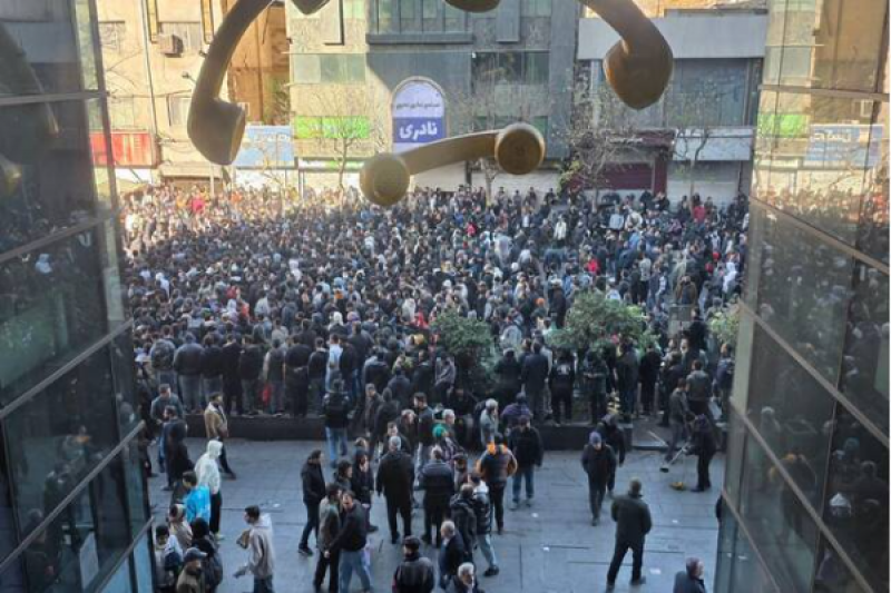 در تجمعات اعتراضی مرکز تهران چه می‌گذرد؟