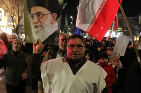 کفن‌پوشی قمی‌ها برای دفاع از ایران + تصاویر