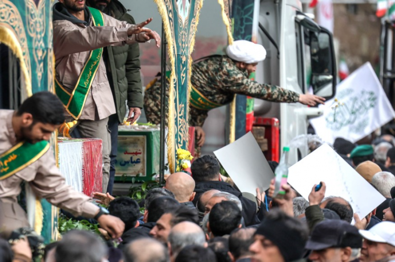 تشییع پیکر ۱۰۰ شهید مردمی و مدافع امنیت در تهران + تصاویر