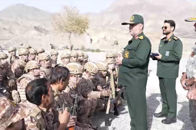 بازدید سرزده فرمانده قرارگاه قدس سپاه از مرزهای شرقی + فیلم