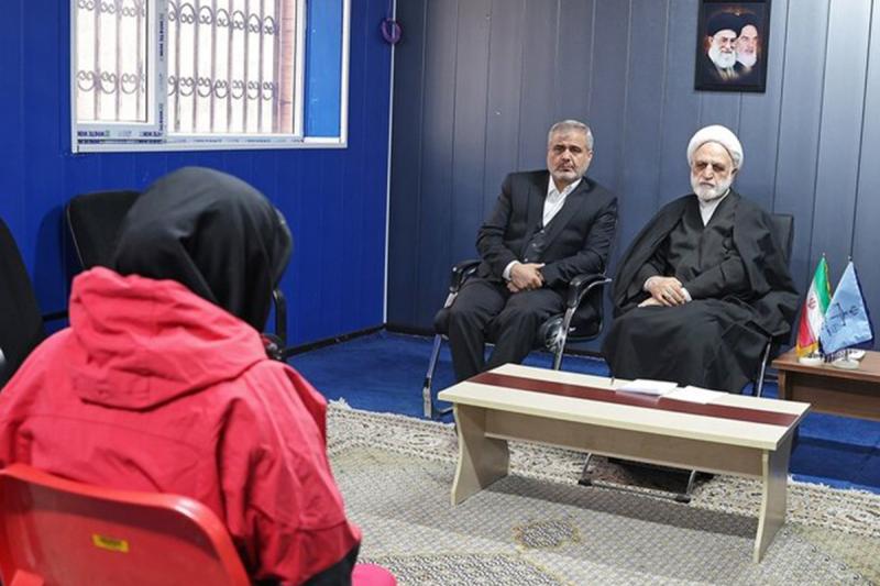 طبق بخشنامه سازمان زندان‌ها الزام زنان به استفاده از چادر ممنوع است