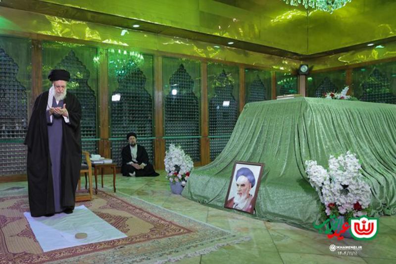 حضور حضرت آیت الله خامنه‌ای در مرقد بنیانگذار جمهوری اسلامی ایران