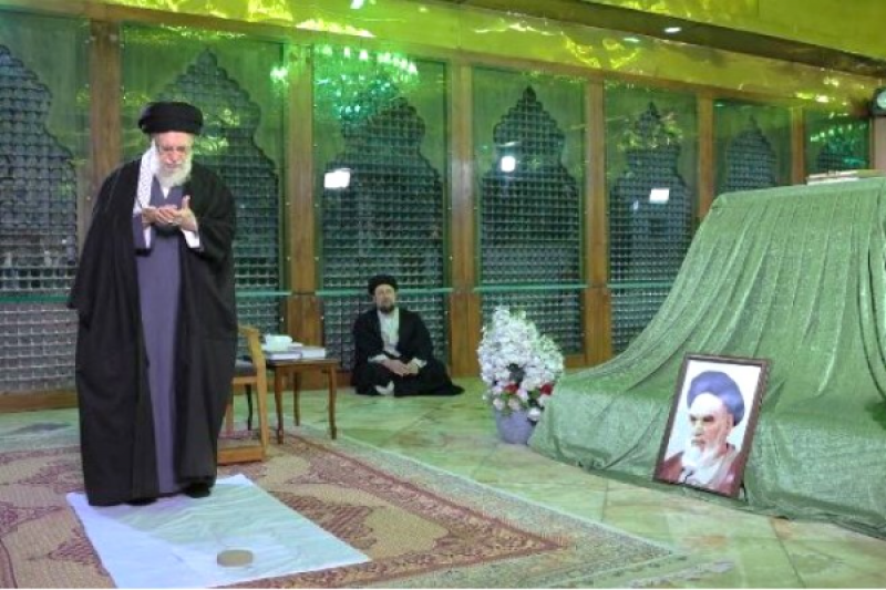 رهبر انقلاب در مرقد مطهر امام راحل(ره) حضور یافتند+ عکس