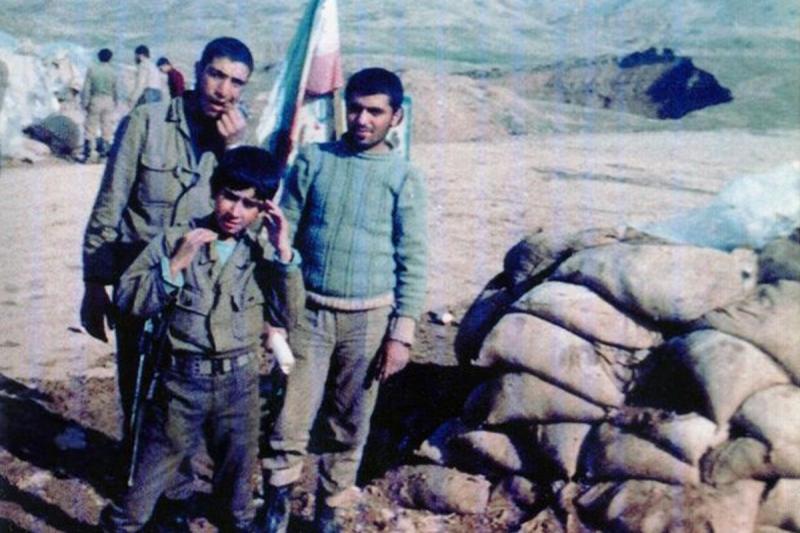 نوجوانی که از هم‌نسلانش جلوتر ایستاد