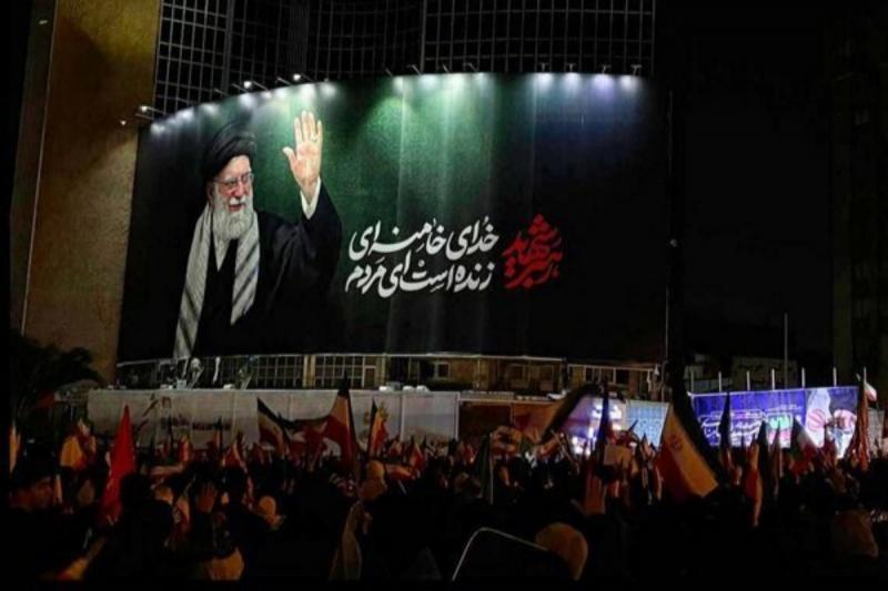 «رهبر شهید» روی دیوارنگاره میدان ولیعصر (عج) نقش بست
