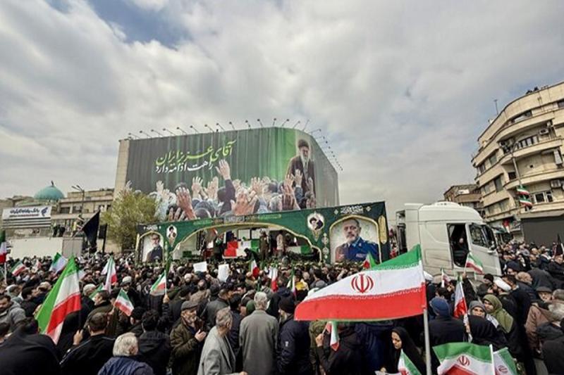 تابوت کودک دو ماهه در میان فرماندهان شهید