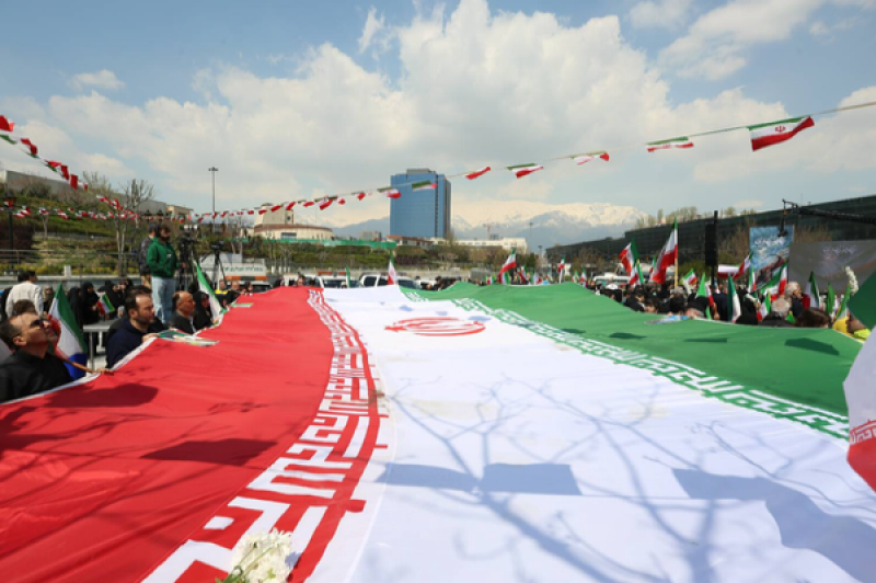 اهتزاز بزرگترین پرچم مقدس ایران در تهران
